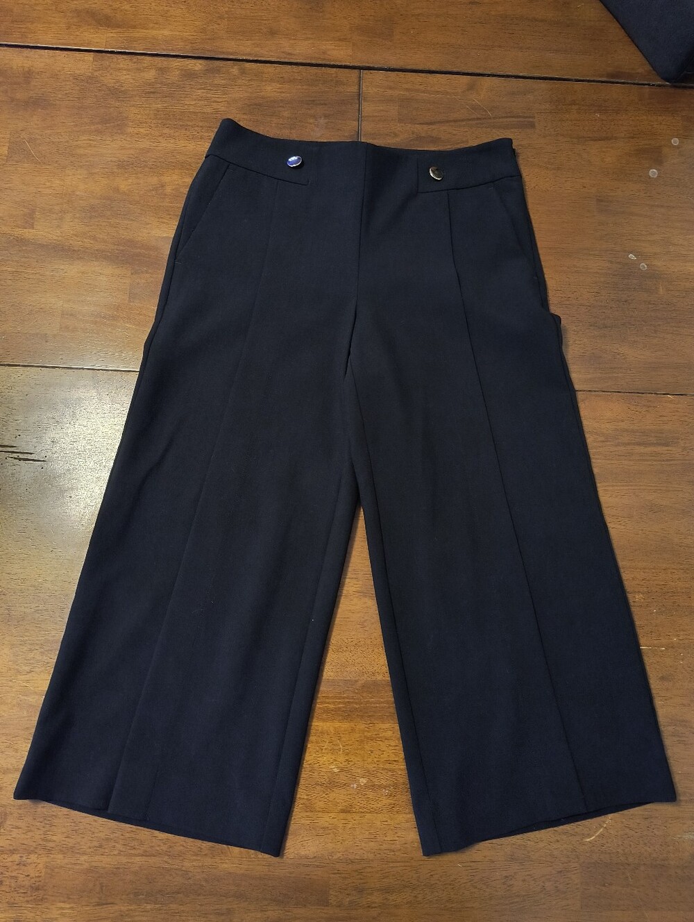 Black Wide-leg, Cropped Pant.